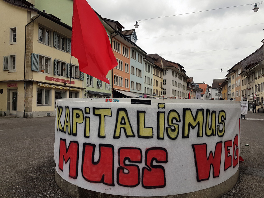 Kapitalismus muss weg. Banner auf einem Steinberggasse-Brunnen